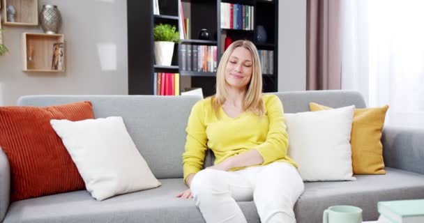 Femme Séduisante Détendue Assise Sur Canapé Souriante Belle Femelle Blonde — Video