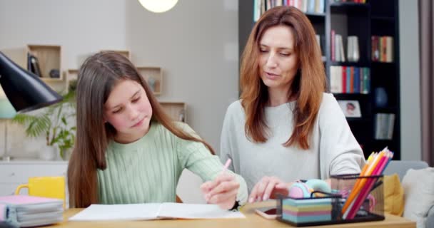 Madre Ayudando Hija Con Tarea Estudiante Escribiendo Ensayo Con Mamá — Vídeos de Stock