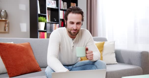 Nahaufnahme Entspannte Männliche Arbeit Laptop Online Sitzt Auf Dem Sofa — Stockvideo