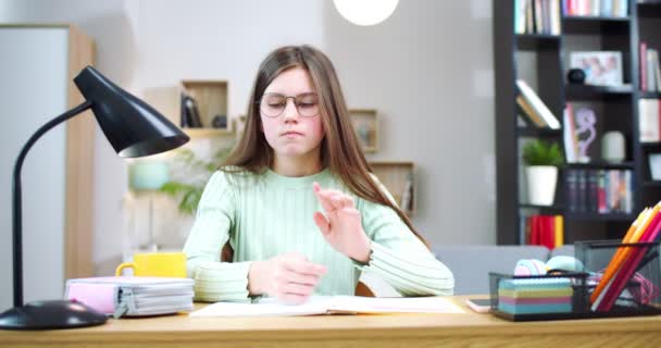 Boos Verdrietig Schoolmeisje Probeert Huiswerk Maken Begint Huilen Overstuur Geërgerd — Stockvideo