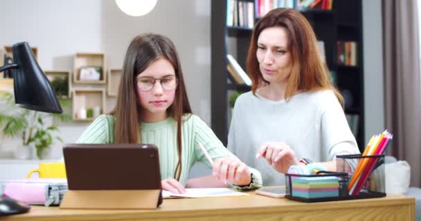 Mãe Filha Fazendo Trabalhos Casa Online Estudante Calmo Óculos Aprendendo — Vídeo de Stock