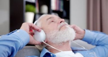 Oturma odasında kanepede oturup müzik dinleyen yaşlı sakin bir adam. Beyaz kulaklıkla rahatlama müziği. Sakallı son sınıf öğrencisi müzik aleti kullanıyor, podcast yapıyor. İnternet üzerinden yayın hizmetleri