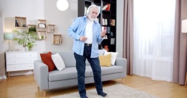 Enerjik yaşlı erkek dans ederken gitar çaldığını hayal et. Sakallı, mutlu, yaşlı bir adam oturma odasına taşınıp şarkıların tadını çıkarıyor. Gömlek ve kot pantolon içinde şık bir dede. Akıcı hizmetler kavramı.
