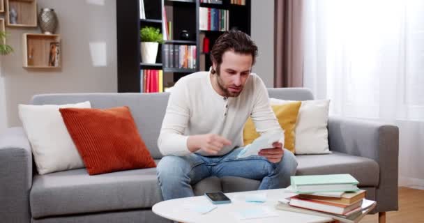 Mali Işlerle Ilgilenen Yakışıklı Stresli Bir Adam Masraflar Faturaları Vergileri — Stok video