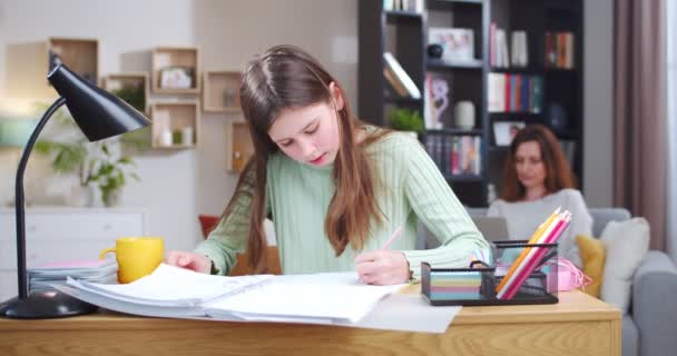 Estudante Leitura Livro Menina Virar Página Escrever Exercício Filha Atenta — Vídeo de Stock