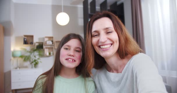 Pov Hija Madre Hablando Línea Mujer Chica Feliz Sonriendo Saludando — Vídeos de Stock