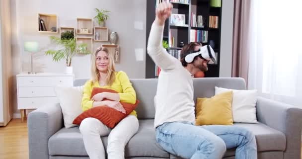 Pozitivní Veselý Muž Tančící Blázen Nosí Sluchátka Doma Ohromující Šokované — Stock video