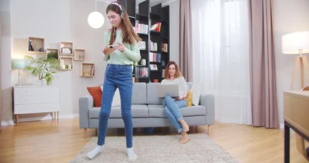 Młoda Piękna Nastolatka Tańczy Słuchając Muzyki Matką Salonie Słodka Córka — Wideo stockowe
