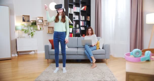 Joven Chica Enfocada Jugando Juegos Realidad Virtual Movimiento Manos Hija — Vídeos de Stock