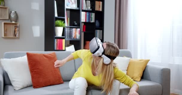 Pozorná Okouzlující Žena Hraje Virtuální Realitu Hry Sedí Pohovce Obývacím — Stock video