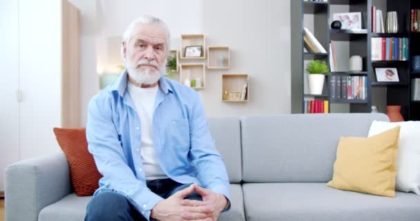 Pensativo Anciano Sentado Tranquilamente Sofá Sala Estar Hermoso Senior Camisa — Vídeo de stock