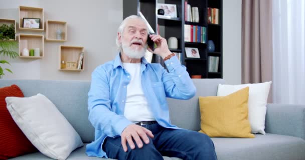거실에 소파에 전화로 이야기하는 들었다 나이든 사람들 소통하고 전화하는 청바지와 — 비디오