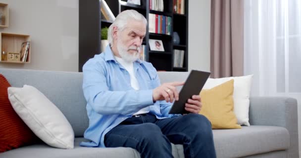 Bătrânul Ocupat Glisând Defilând Tabletă Stând Canapea Atenție Elegant Frumos — Videoclip de stoc