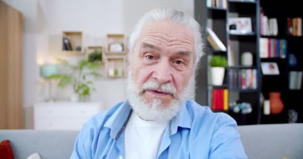 Pov Elegáns Gyönyörű Nagyapa Videohívás Okostelefonnal Közelkép Egy Komoly Öregemberről — Stock videók
