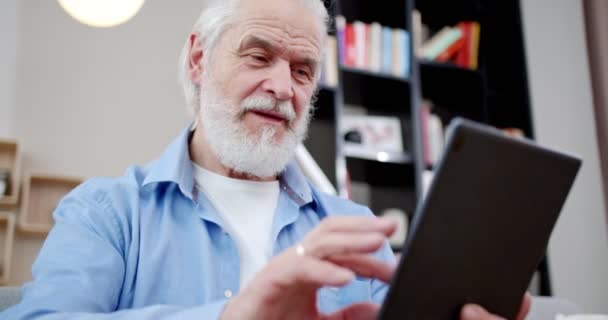 Közelkép Idősebb Szép Férfi Segítségével Tabletta Kanapén Jóképű Figyelmes Nagyapa — Stock videók