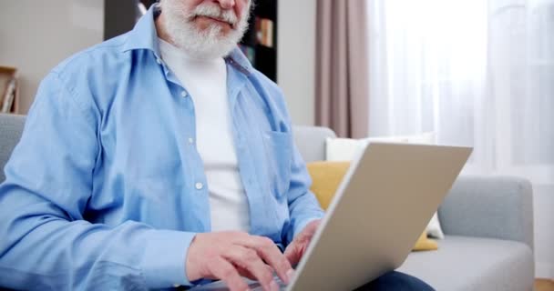 Közelkép Gyönyörű Idős Férfi Kezében Laptoppal Mosollyal Jóképű Végzős Kanapén — Stock videók