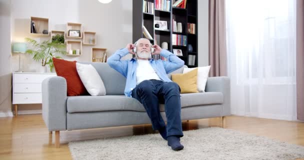 Tranquilo Anciano Relajado Sentado Sofá Escuchando Música Sereno Guapo Anciano — Vídeos de Stock