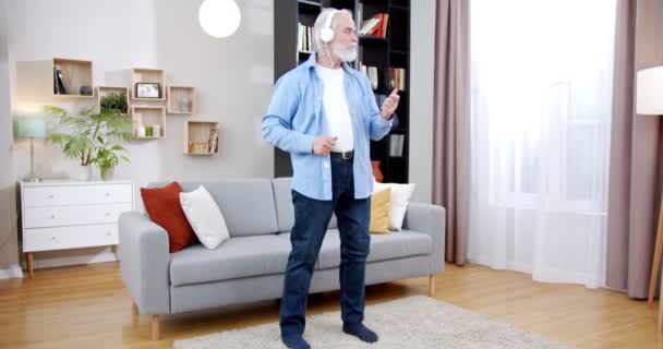 Charmant Vieil Homme Dansant Dans Chambre Écoutant Musique Dans Des — Video