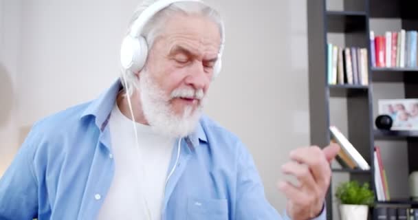 Κοντινό Πλάνο Γενειοφόρος Γκριζομάλλης Γέρος Χορεύει Απολαμβάνοντας Μουσική Προσποιούμενος Ότι — Αρχείο Βίντεο