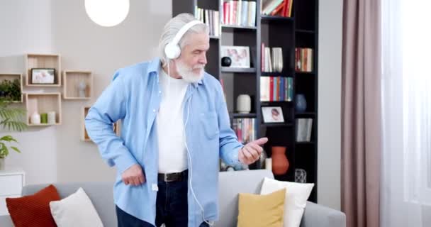 Bărbat Bătrân Păr Lung Gri Ascultând Muzică Căști Dansând Nebun — Videoclip de stoc