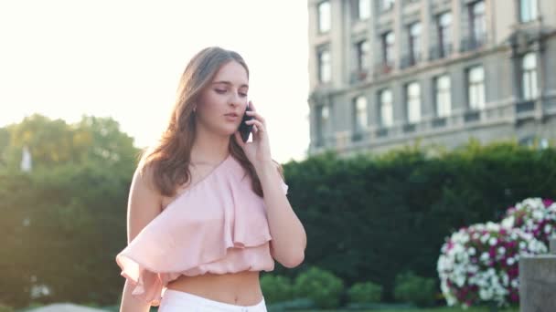Portræt Udsigt Den Attraktive Unge Kvinde Taler Smartphone Udendørs Smuk – Stock-video