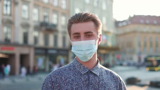 Lukk Opp Portrettet Gledelig Ung Mann Medisinsk Maske Som Står – stockvideo