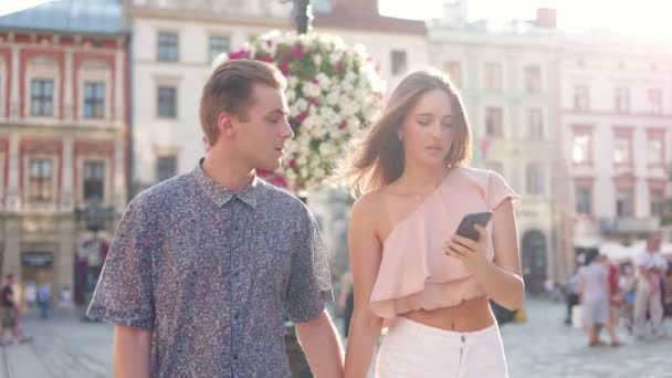 Casal Feliz Encontram Encontro Cidade Aproveitando Tempo Juntos Amigos Caminhando — Vídeo de Stock