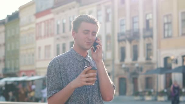 Молодий Кавказький Чоловік Ходить Місту Розмовляє Смартфонах Радісний Білий Чоловік — стокове відео