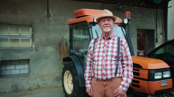 Πορτρέτο Του Γενειοφόρου Μεσήλικα Άνδρα Κοιτάζοντας Κάμερα Στο Αγρόκτημα Γεωργός — Αρχείο Βίντεο