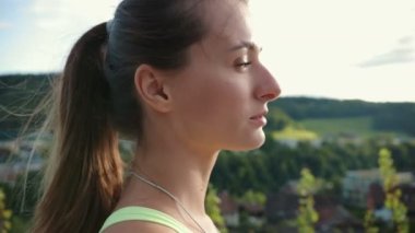 Genç, güzel, beyaz bir kadın eğitimden sonra dinleniyor. Sağlıklı bir yaşam tarzı için spor egzersizleri kavramı.