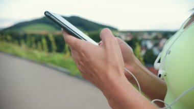 Genç, güzel, beyaz bir kadının telefonda yazışmalarını yakından takip et. Eğitimden sonra tatmin olmuş bir şekilde. Sağlıklı bir yaşam tarzı için spor egzersizleri kavramı.