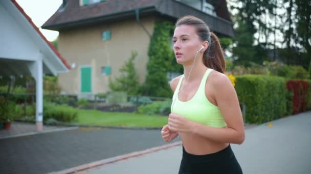 始めて 白人の若い女性アスリートが町の外の通りだけで走り始めた かなり幸せなスポーツ女性ジョギングカーディオワークアウトを行う スポーツライフスタイル 屋外ワークアウト 運動概念 — ストック動画