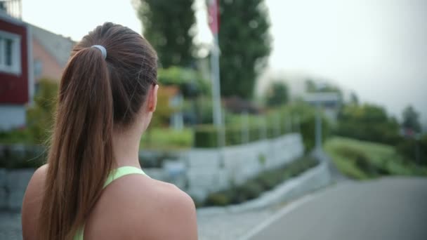 在现代城市街道的训练中 这位疲惫的年轻女子一边在路上散步 一边休息 体育概念 — 图库视频影像