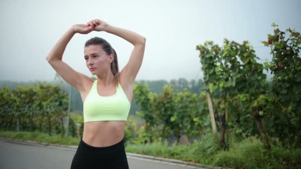 Kobieta Rozciągająca Nogę Joggingu Mieście Letniej Ulicy Zdrowe Wellness Kobiet — Wideo stockowe