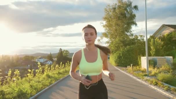 Joven Mujer Caucásica Corriendo Aire Libre Con Auriculares Escuchando Música — Vídeos de Stock