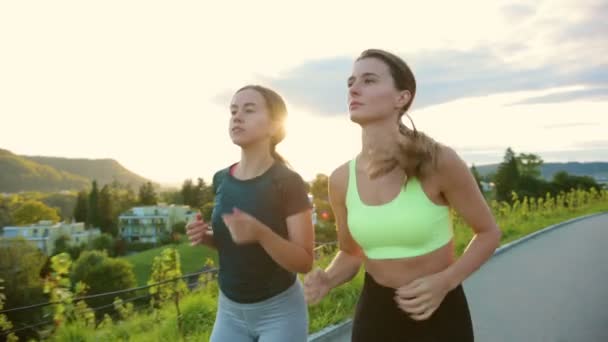 Mujeres Atletas Jóvenes Corriendo Por Calle Entrenando Duro Preparándose Para — Vídeos de Stock