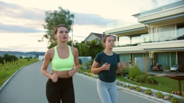 街の外を走る幸せな若い女性の友人の肖像画 一緒にワークアウトでは スポーツのコンセプト 公園をジョギングする白人女性 運動概念 — ストック動画