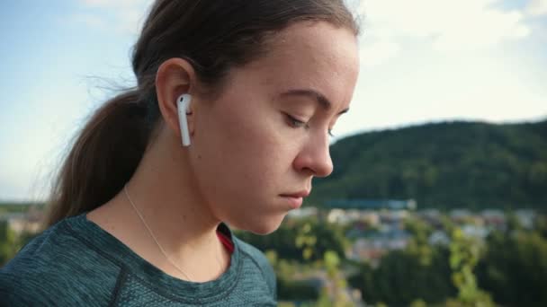 Portret Młodej Pięknej Białej Kobiety Słuchającej Muzyki Słuchawkach Usatysfakcjonowanej Treningu — Wideo stockowe
