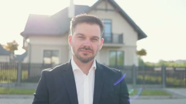 Dışarıda resmi kıyafetler giyen yakışıklı genç iş adamının portresi. Çekici erkek beyaz patron kameraya bakıyor ve gülümsüyor. Meslek, iş, girişimcilik kavramı