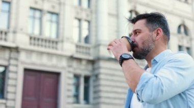 Şık, yakışıklı, beyaz bir gencin portresi. İşten sonra dinlenmek için şehirde yürüyor ve kahve içiyor.