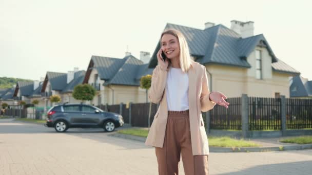 Portræt Kaukasiske Smuk Ung Kvinde Gaden Taler Smartphone Smuk Kvindelig – Stock-video