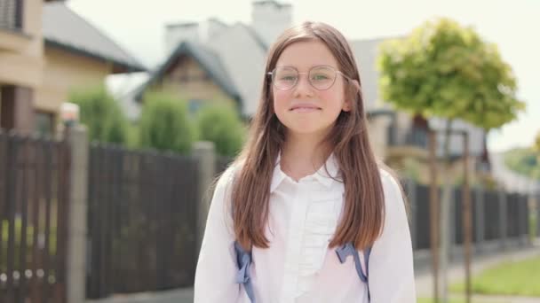 Vrolijk Schattig Mooi Schoolmeisje Glimlachend Terwijl Alleen Straat Staat Mooie — Stockvideo