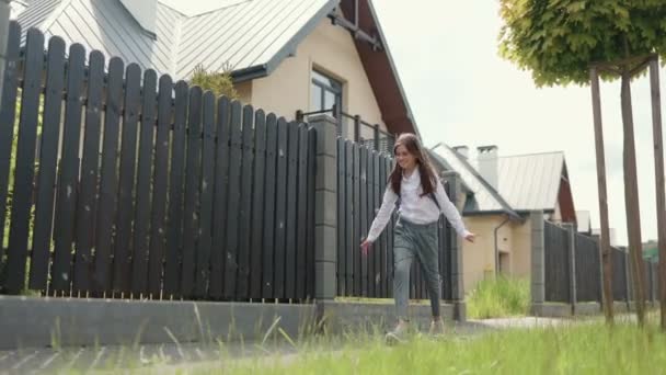 Vrolijk Schattig Mooi Schoolmeisje Glimlachend Terwijl Alleen Straat Sprong Mooie — Stockvideo