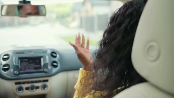 男人和女人坐在车里的倒影 在旅程中 男人开车与妻子交谈 年轻女人坐在车上 汽车内部概念 — 图库视频影像