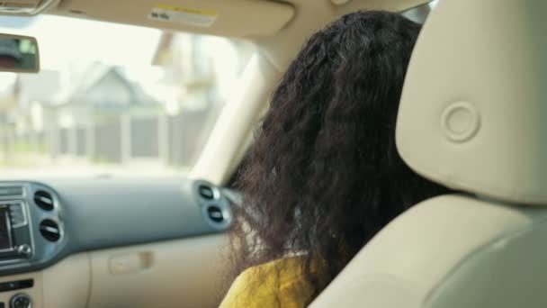 后视镜下 坐在车前的乘客座位上 看着镜头的多种族女人喜形于色 喜形于色 女士在窗边很开心 — 图库视频影像