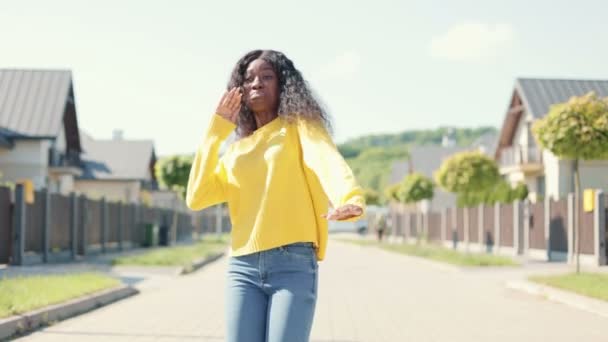 Close Van Het Stijlvolle Multiraciale Vrolijke Meisje Dat Vrolijk Straat — Stockvideo