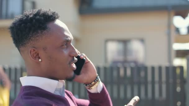 Caddede Yürüyen Cep Telefonuyla Konuşurken Gülümseyen Neşeli Çok Irklı Adamın — Stok video
