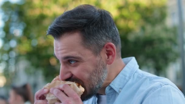 Mám Hlad Zblízka Portrét Legrační Běloch Jíst Burger Zatímco Stojí — Stock video