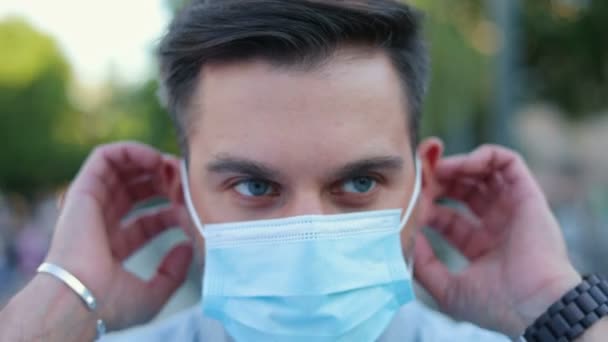 Primer Plano Joven Caucásico Con Máscara Médica Cara Mirando Cámara — Vídeos de Stock