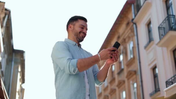 Homem Caucasiano Atraente Olhando Para Smartphone Livre Bonito Cara Usando — Vídeo de Stock